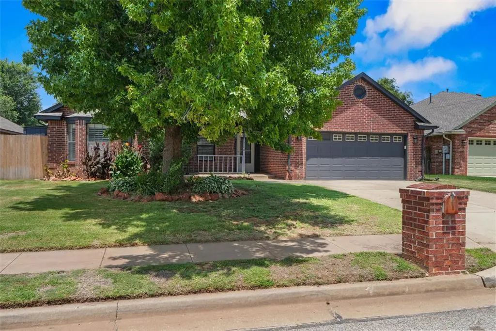 1608 Redtail Hawk, Edmond