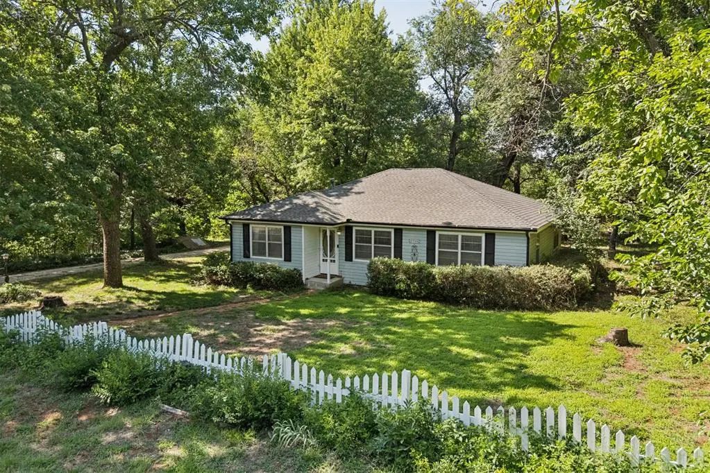 Residential Real Estate for Sale located in the neighborhood of SW Canadian Hills 2, in the city of Mustang, OK