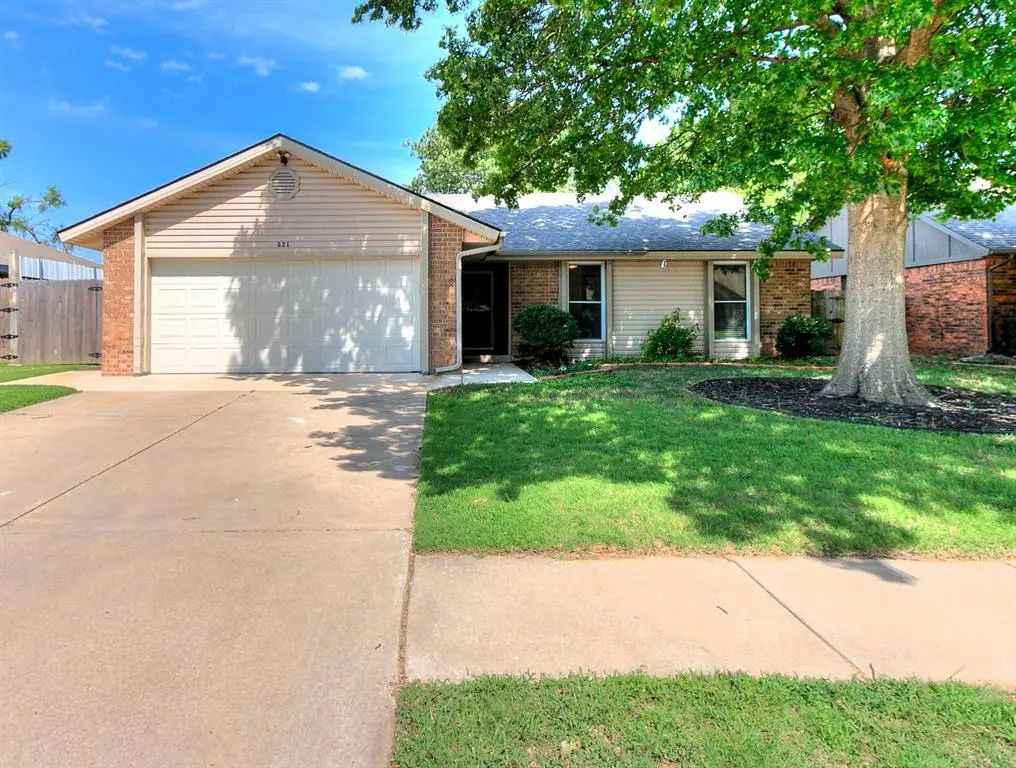 Residential Real Estate for Sale located in the neighborhood of Greenbriar Eastlake 8, in the city of Oklahoma City, OK