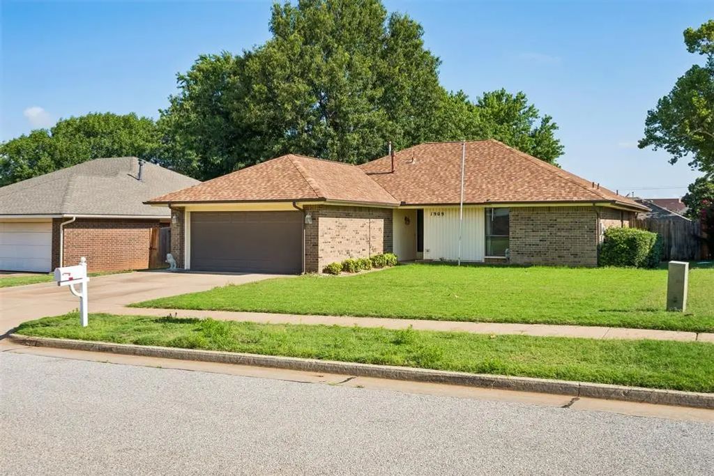 1909 Fountain View, Edmond