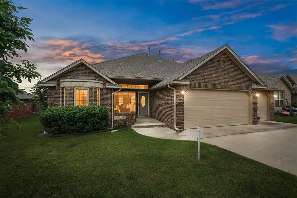 3212 E Valley Meadow, Norman