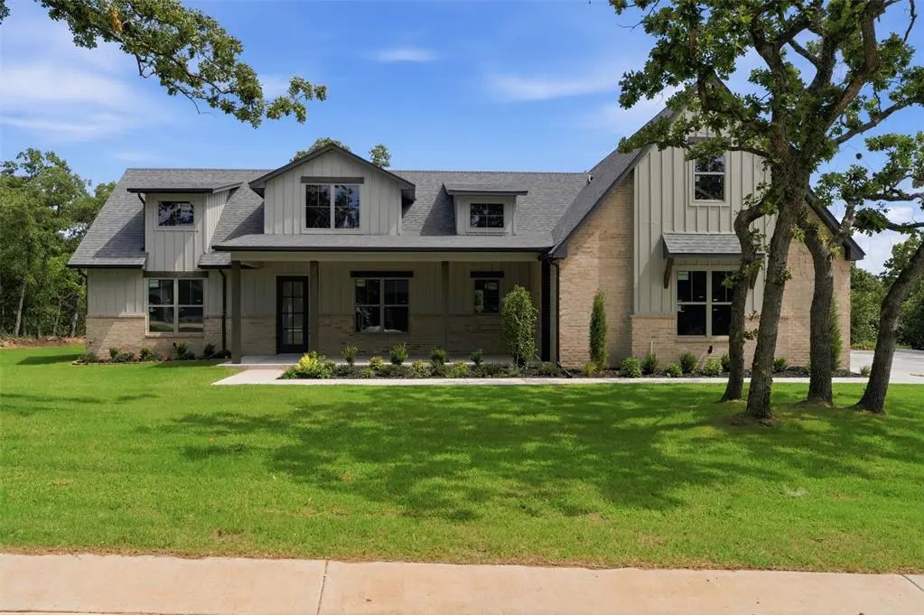Residential Real Estate for Sale located in the neighborhood of Lodges at Indian Ridge, in the city of Arcadia, OK