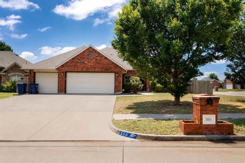 566 W Hunters Court Way, Mustang, OK, 73064 For Sale