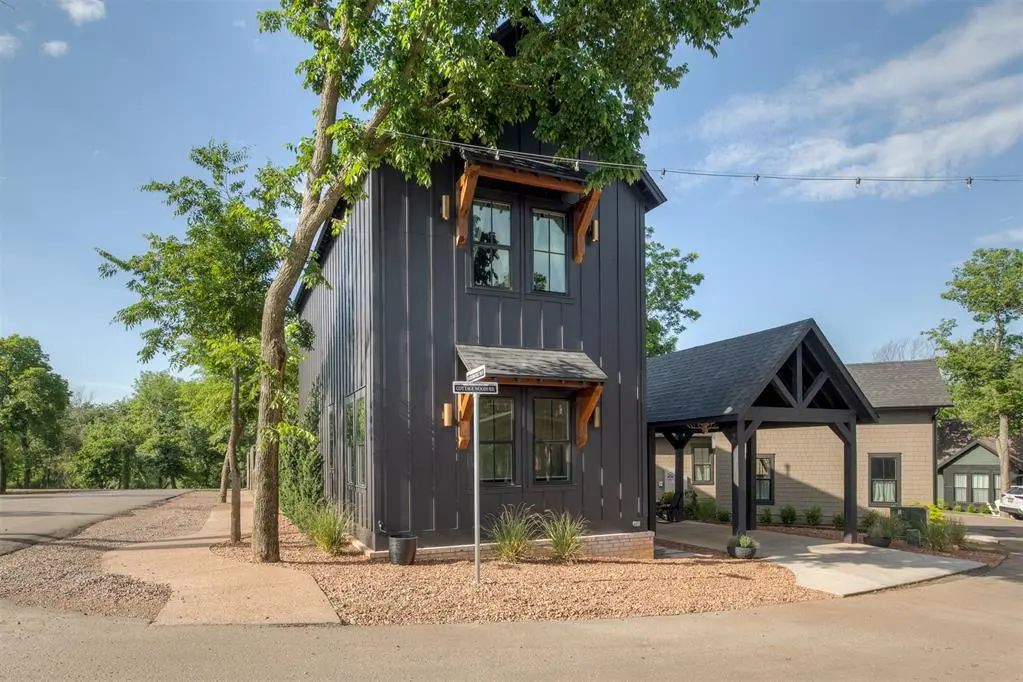 Residential Real Estate for Sale located in the neighborhood of Selah, in the city of Norman, OK
