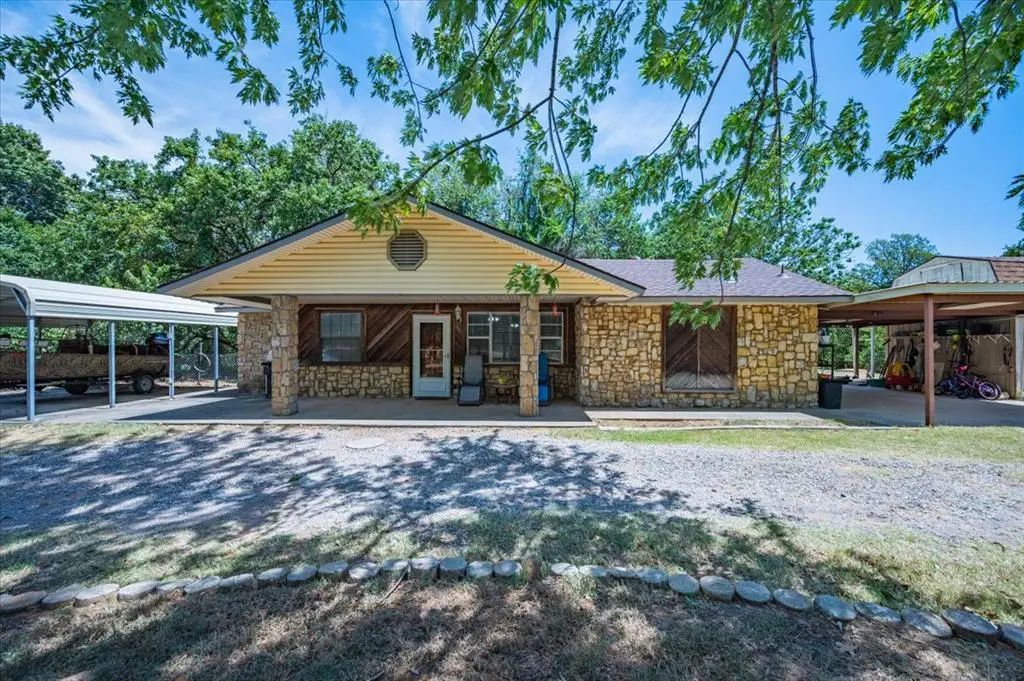 Residential Real Estate for Sale located in the neighborhood of Lakeroad Add 5, in the city of McLoud, OK