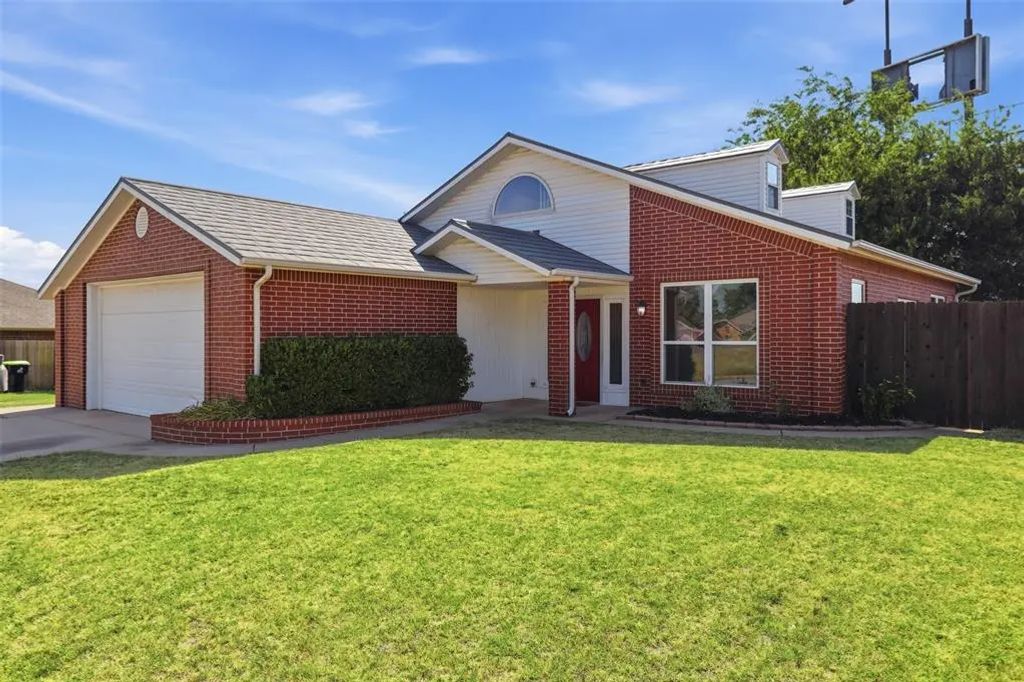 2302 Oakridge Drive, Purcell