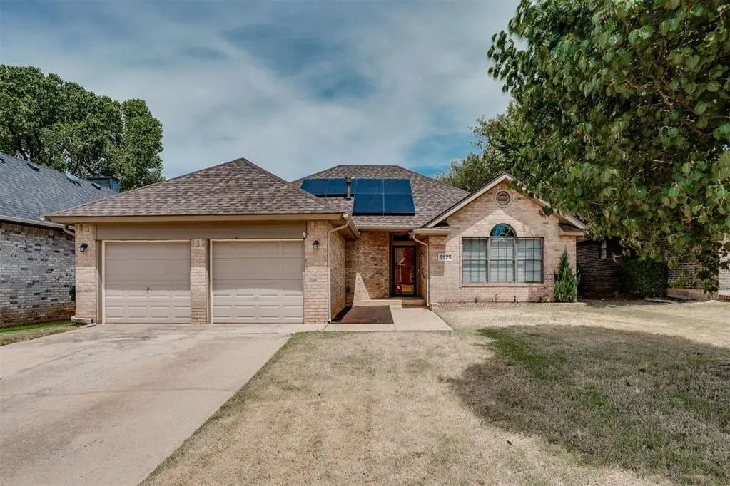 Residential Real Estate for Sale located in the neighborhood of Hunters Glen To Mwc, in the city of Midwest City, OK