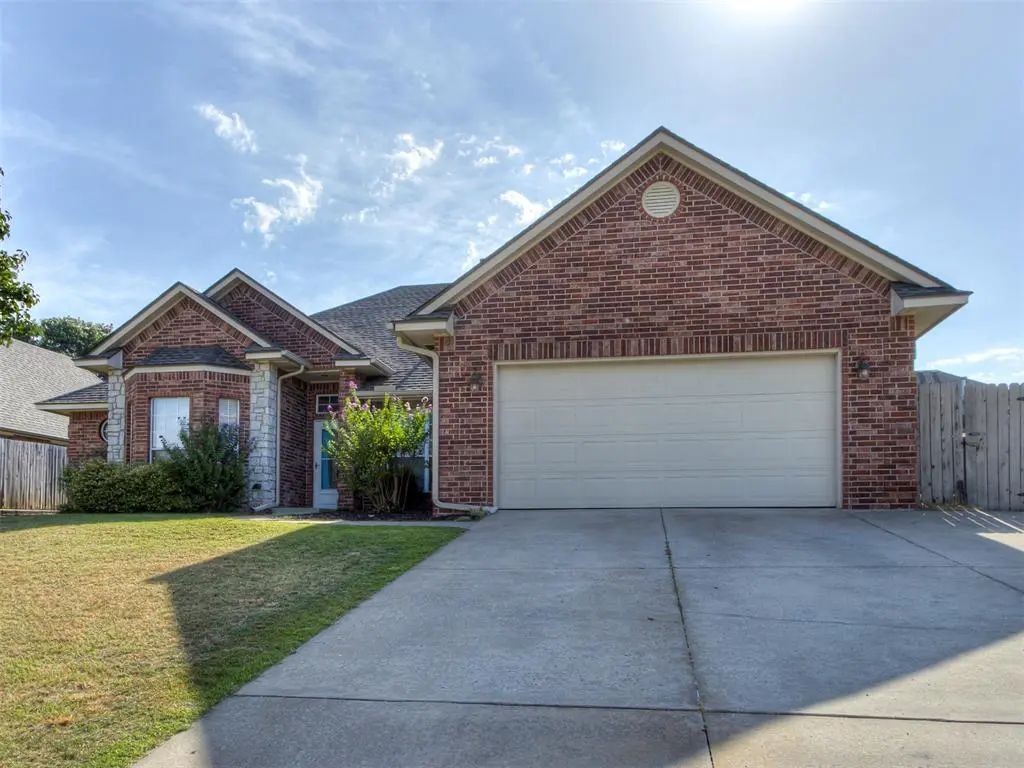 Residential Real Estate for Sale located in the neighborhood of Oakwood East Village Sec 4, in the city of Midwest City, OK