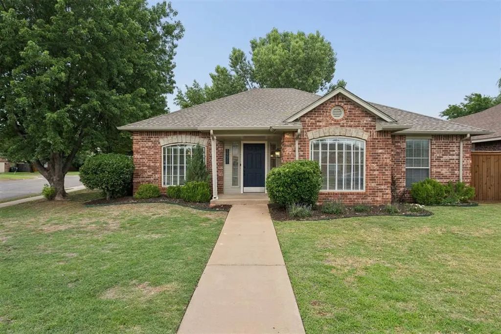 1771 Olde School Point, Edmond