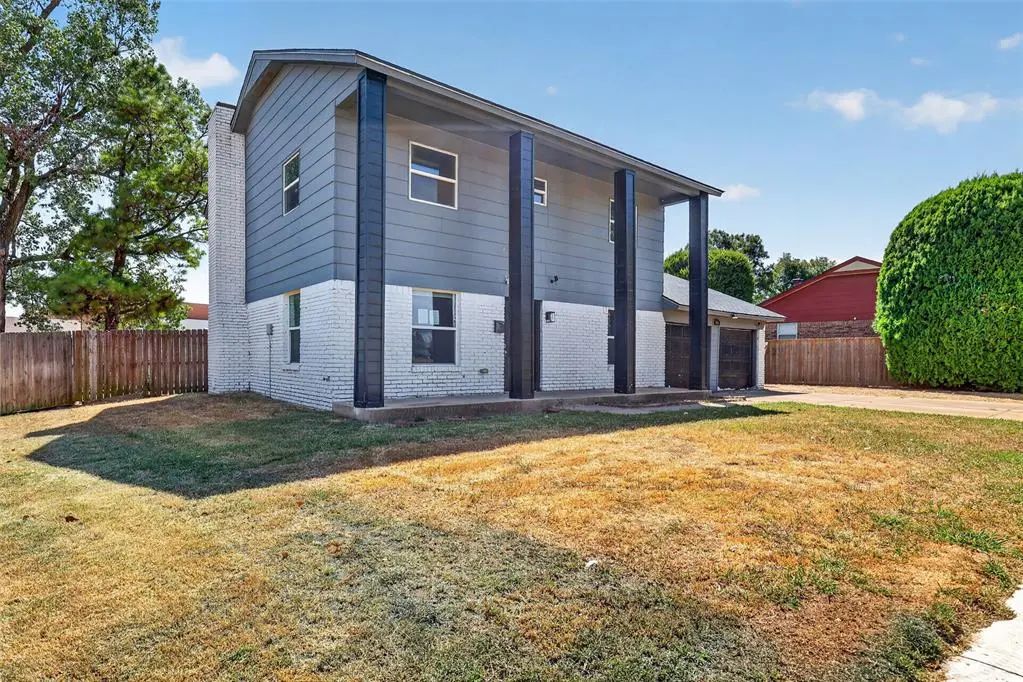 Residential Real Estate for Sale located in the neighborhood of SILVER LEAF MANOR, in the city of Moore, OK