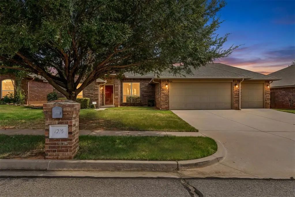 Residential Real Estate for Sale at 1216 Elk Horn Road in the city of Norman by MLS #1246415