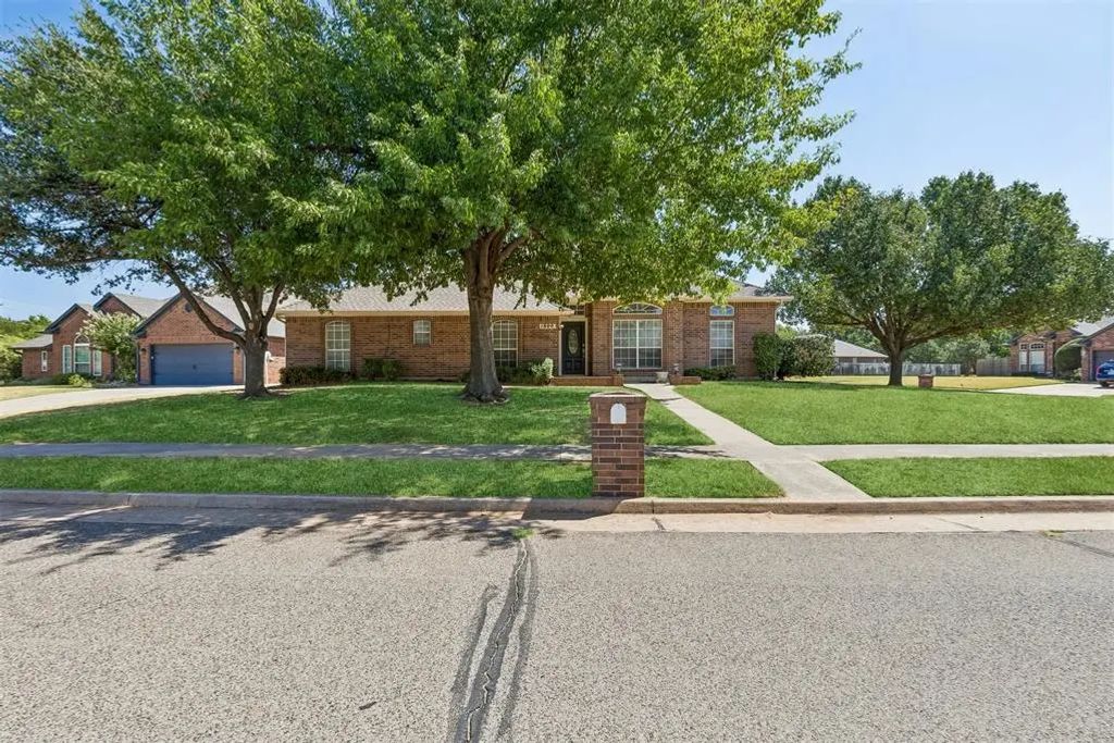 1800 Coopers Hawk Court, Edmond