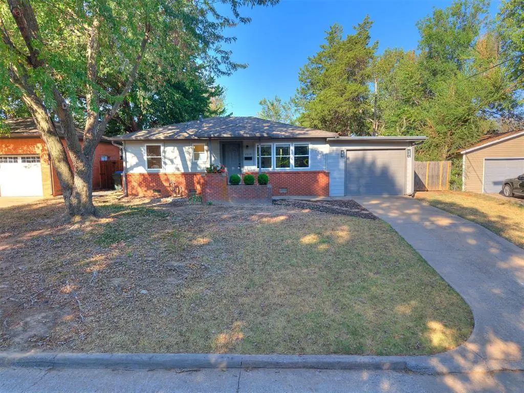 Residential Real Estate for Sale located in the neighborhood of South University Place, in the city of Norman, OK