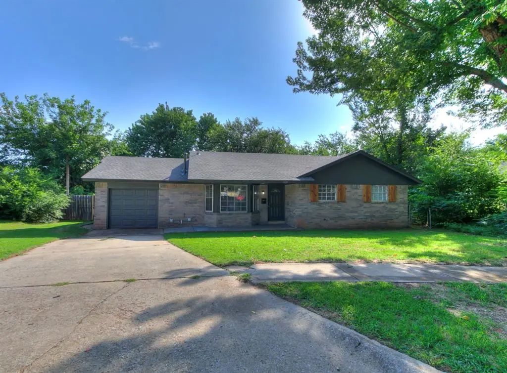 Residential Real Estate for Sale at 1519 Rock Ridge Court in the city of Norman by MLS #1246961