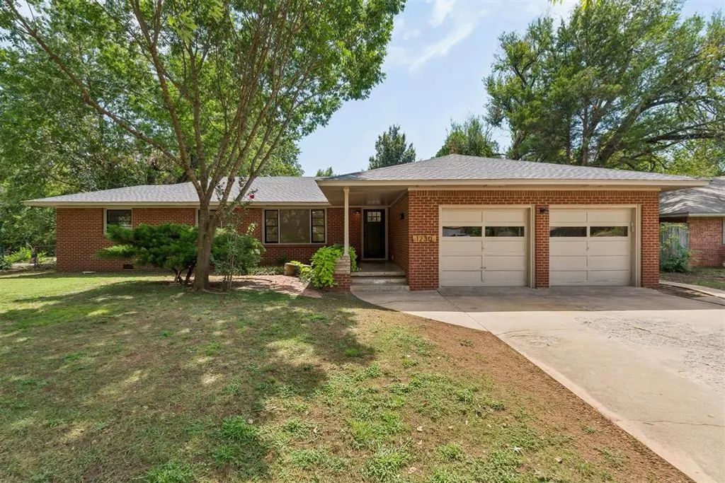 1230 Leslie Lane, Norman
