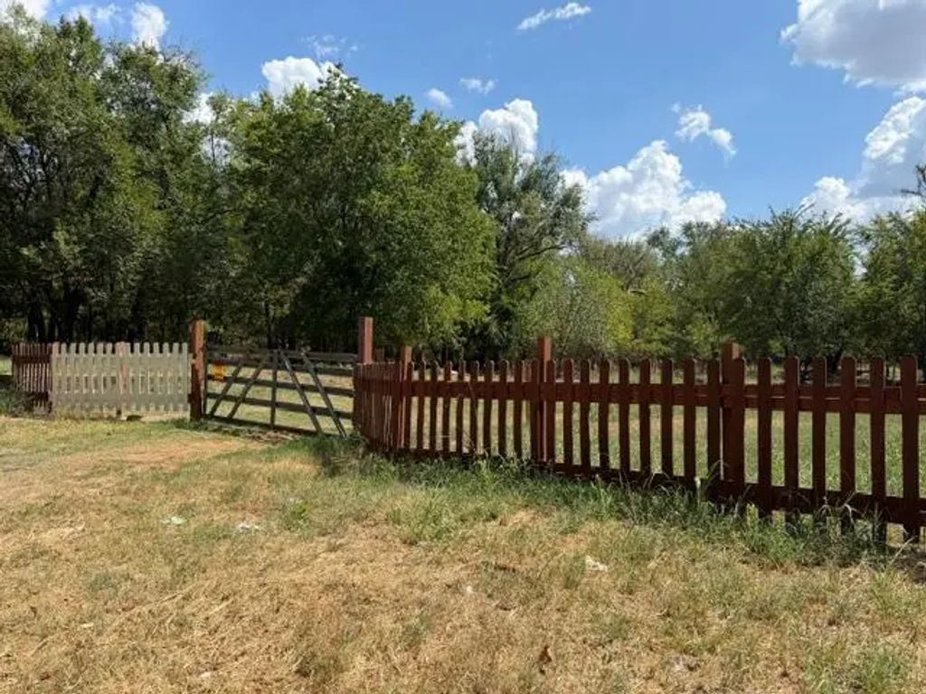 1201 E Farrall, Shawnee