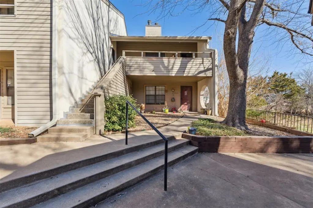 Residential Real Estate for Sale located in the neighborhood of Stratford Place Condo, in the city of Oklahoma City, OK