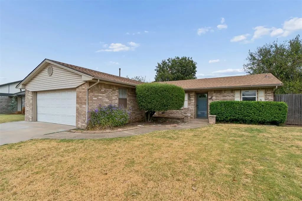 1353 W Cedarbrook Lane, Moore, OK, 73170 - Greenbriar East lake IV - 1250438, Residential