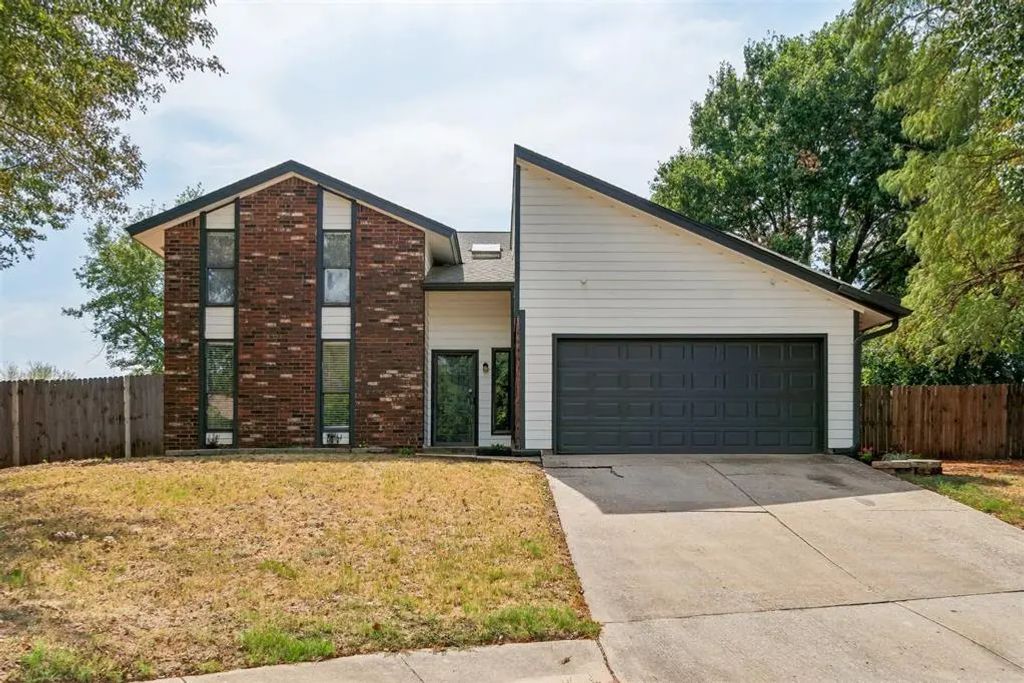 824 Lakeside Circle, Edmond