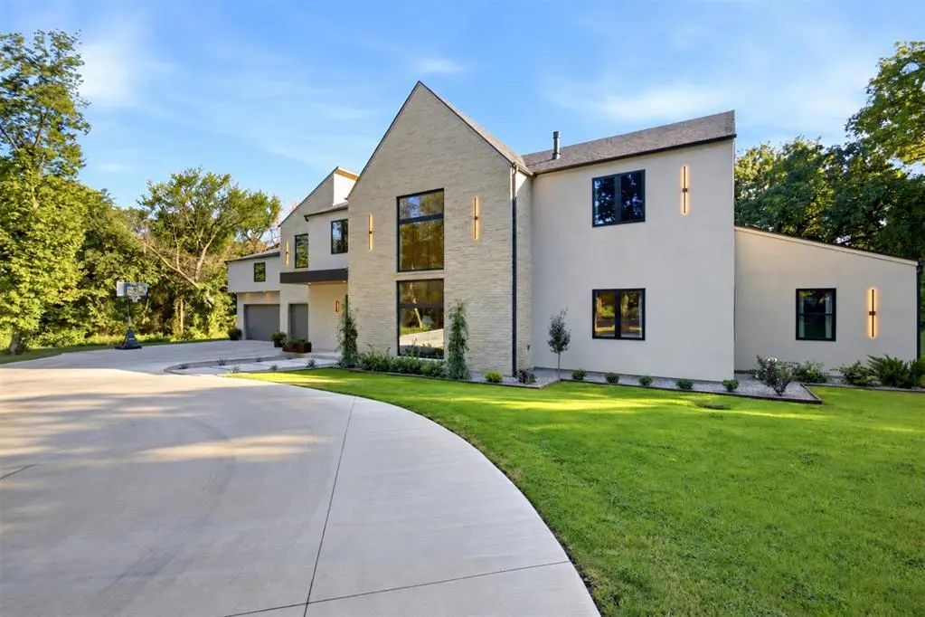 Residential for Sale by 3320 Arrowhead Court in the Edmond, located in the neighborhood of Arrowhead Hills 5th