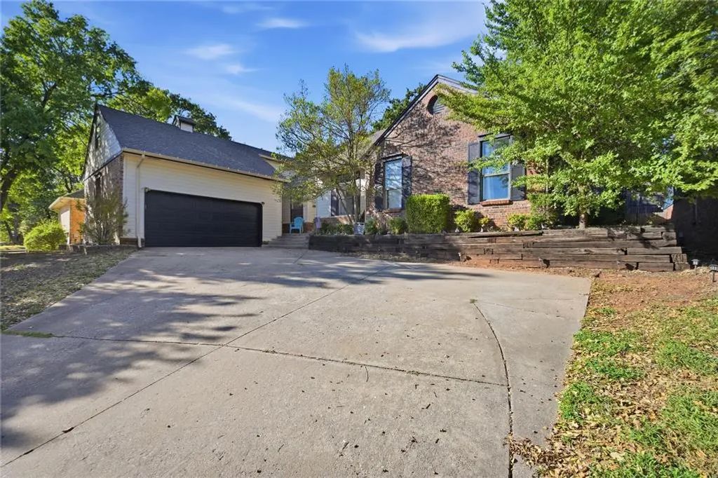 2301 Woodford Way, Edmond