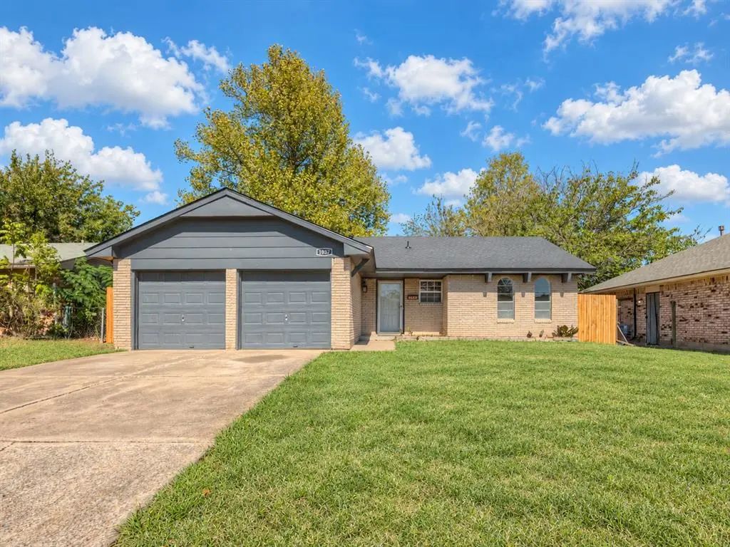 Residential Real Estate for Sale located in the neighborhood of South Gate, in the city of Moore, OK
