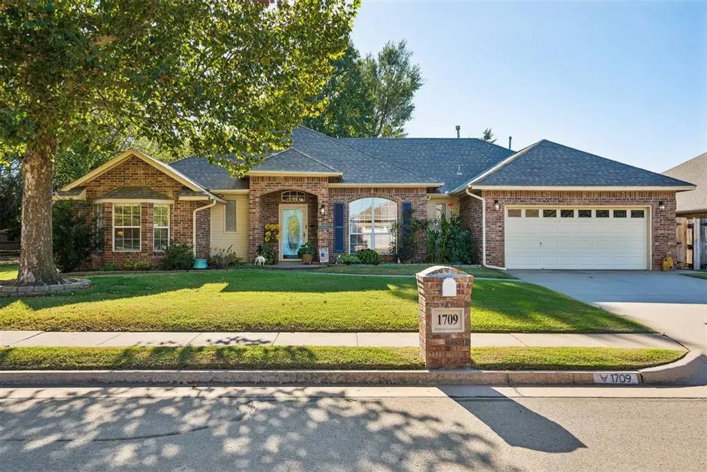 1709 Redtail Hawk, Edmond