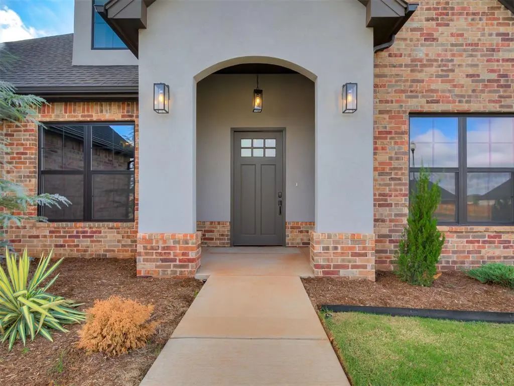 Residential Real Estate for Sale located in the neighborhood of Spitler Lake Estates Sec 3, in the city of Mustang, OK