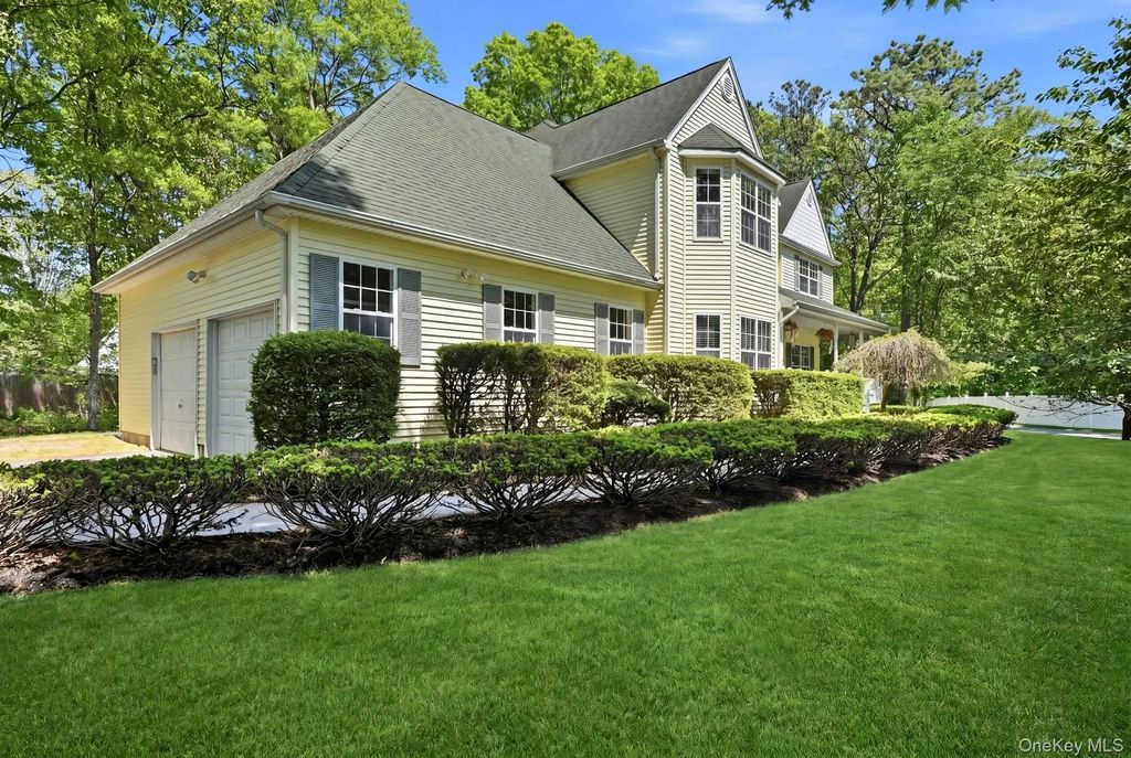 3 Pia Court, Holtsville