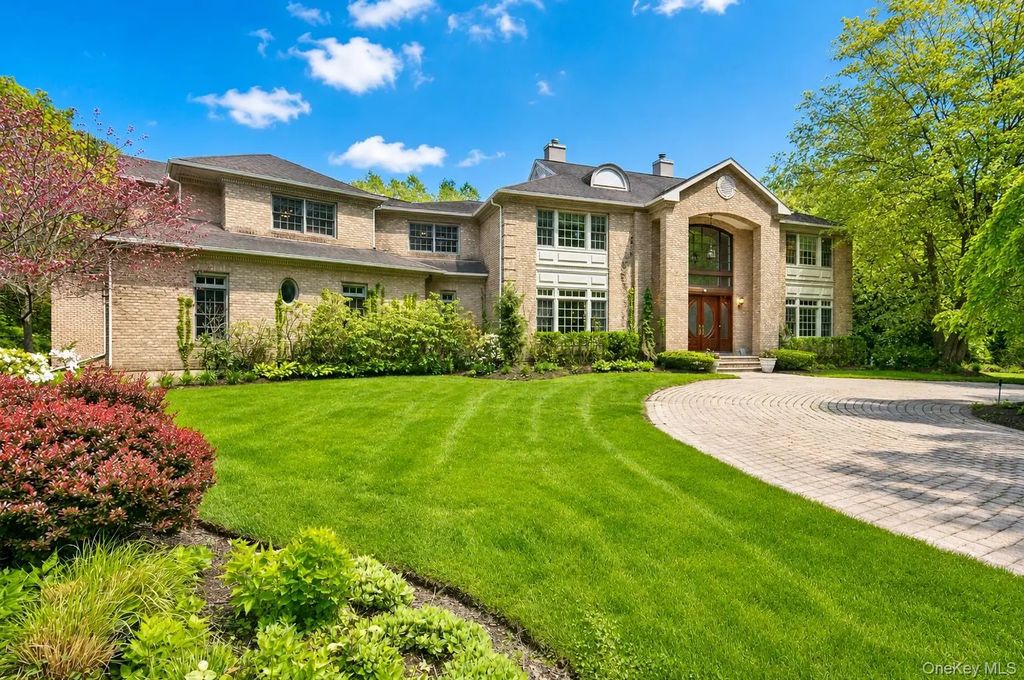 1 Springwood Path, Laurel Hollow