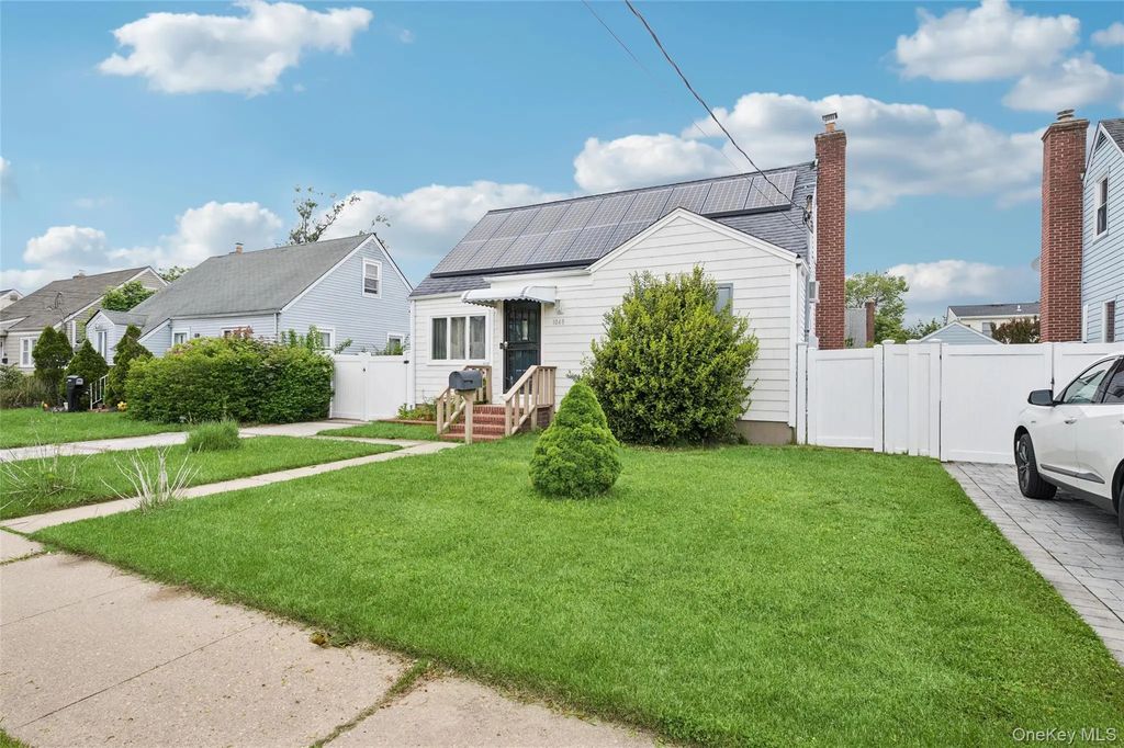 1043 Thomas Avenue, Baldwin