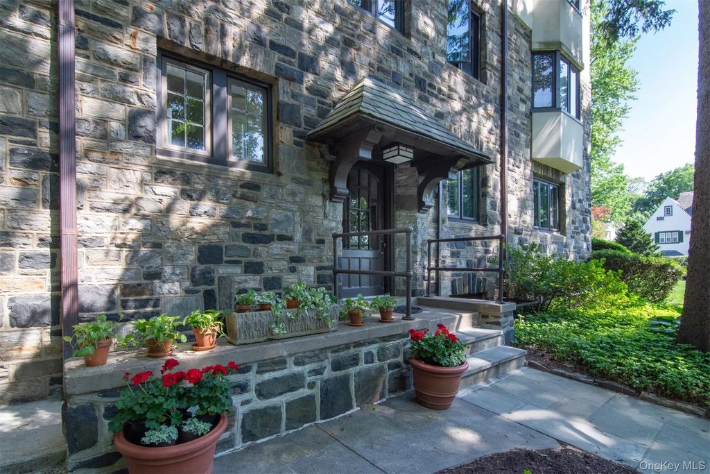 11 Beechtree Lane # 1a, Bronxville