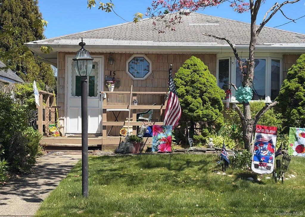 15 E Jackson Avenue, Babylon