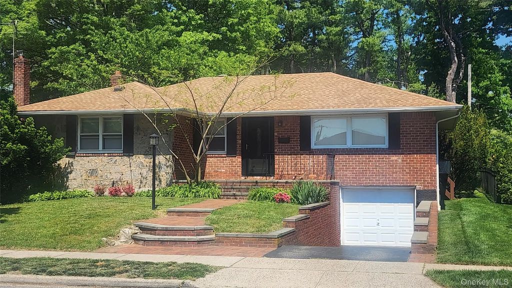 205 Halsey Avenue, Jericho