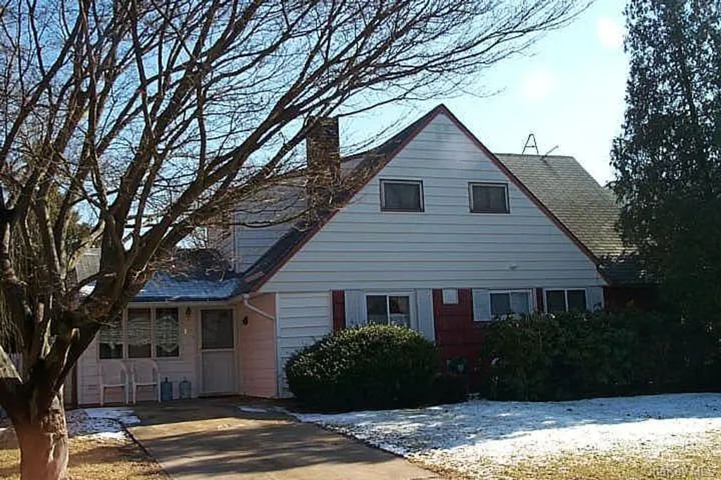 15 Ponder Lane, Levittown