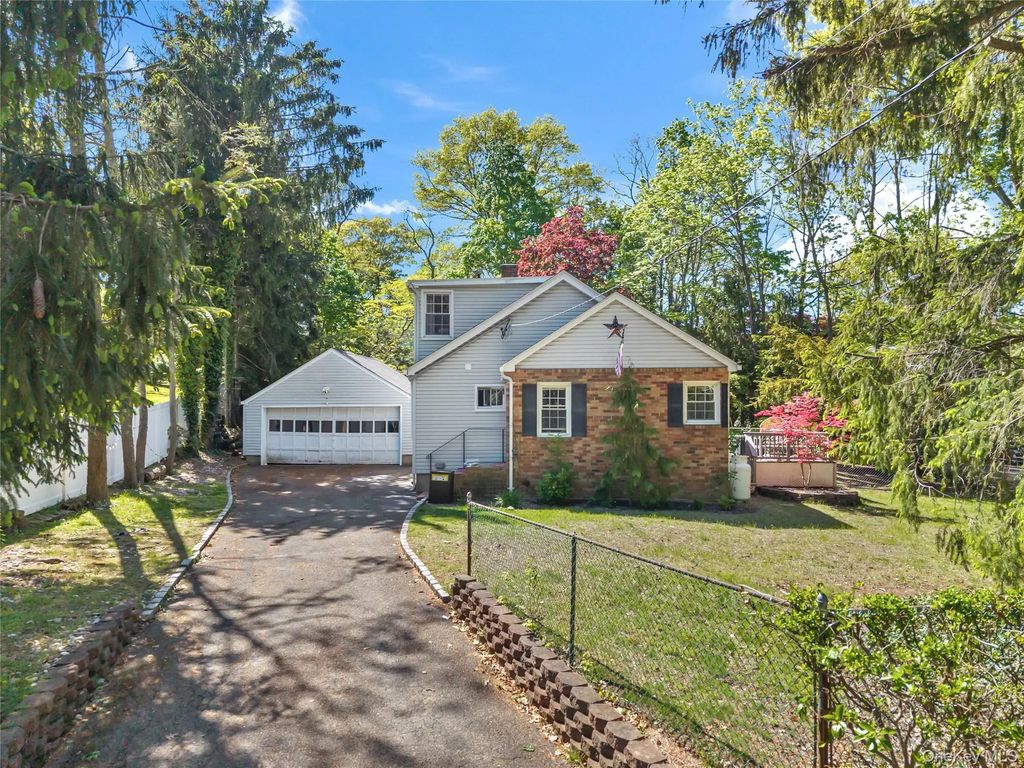 5 Windsor Lane, East Northport