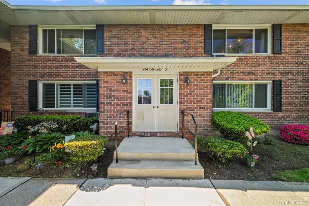 234 Edmunton Drive # J12, North Babylon