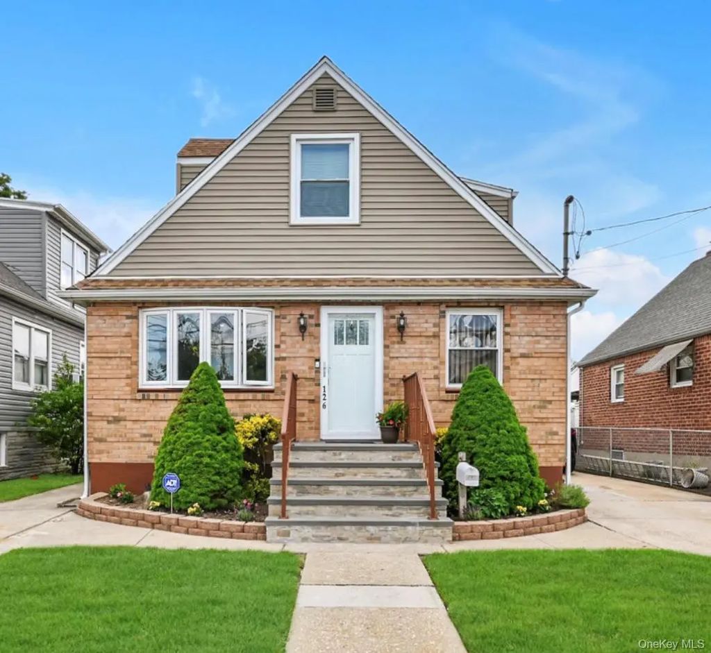 126 Roeckel Avenue, Valley Stream
