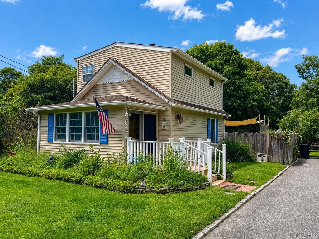 41 Summit Boulevard, Westhampton