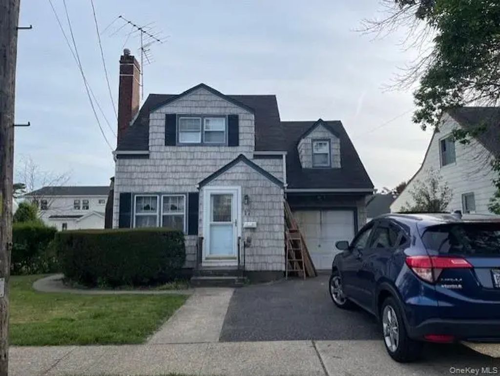 17 Pierce Street, Hicksville