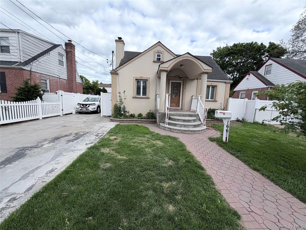 166 Stanton Boulevard, Uniondale