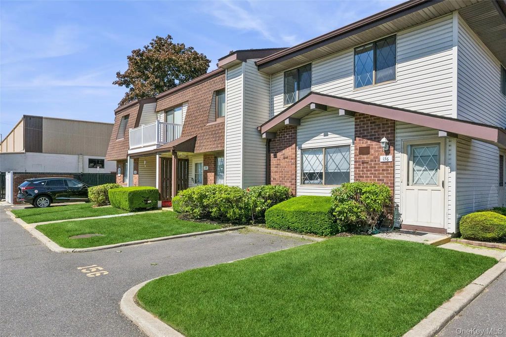 156 W Cambridge Drive E # 156, Copiague