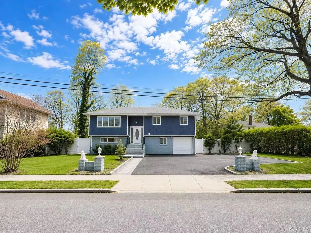 18 Park Drive E, Syosset