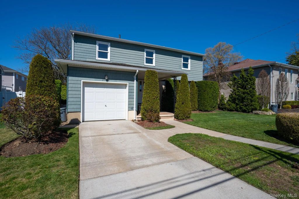 2386 Hampton Avenue, Seaford