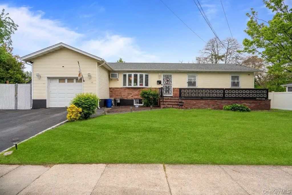 10 Francisco Avenue, Central Islip
