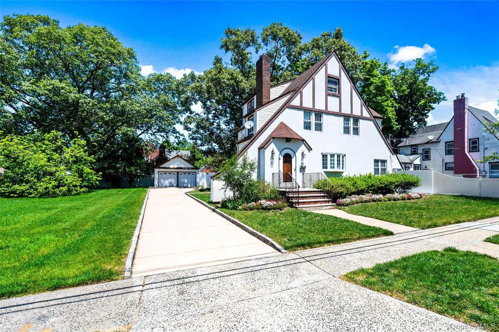 15 Maine Avenue, Rockville Centre