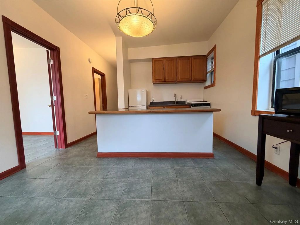 90 Main Street 2r, Mineola