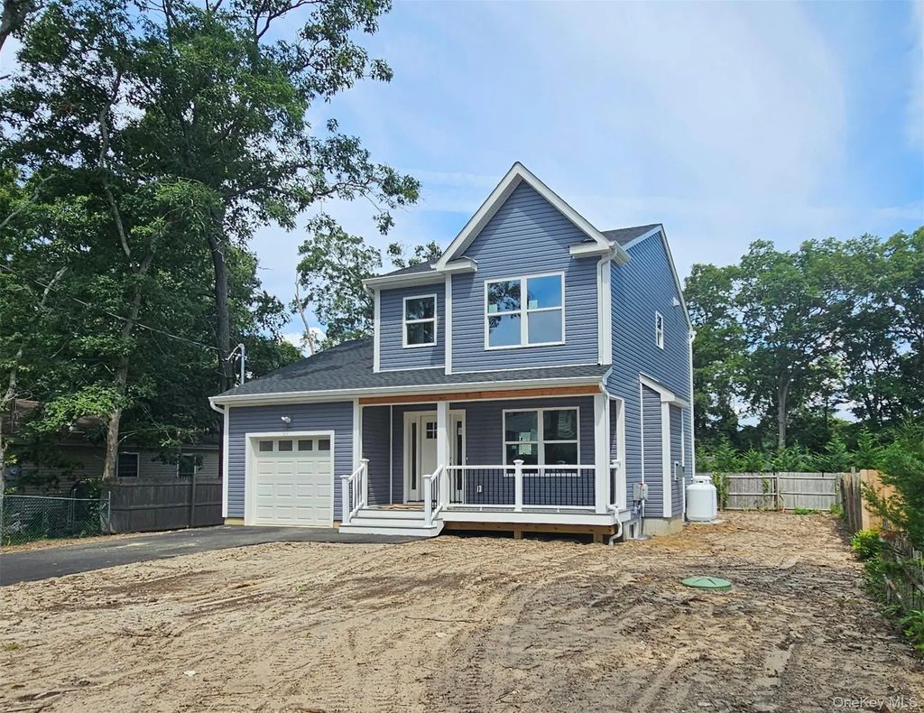 89 Wood Avenue, Mastic