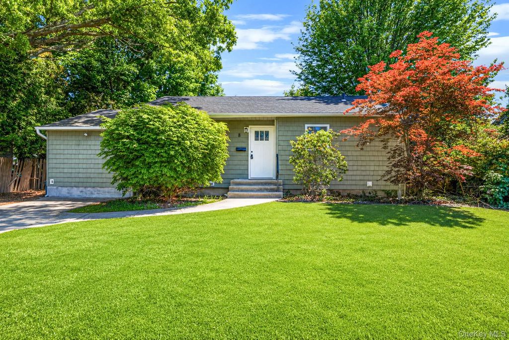 8 Wood Haven Place, East Northport