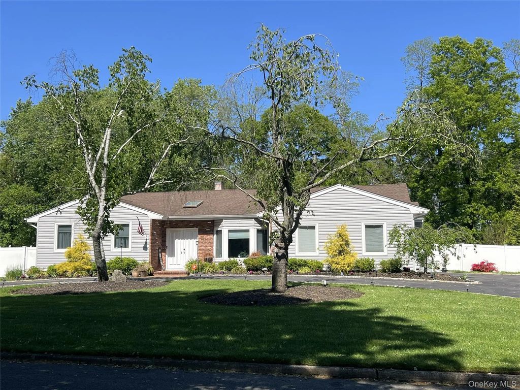 10 Bonaire Drive, Dix Hills
